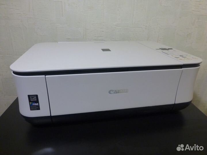 Мфу струйный цветной в рабочем состоянии