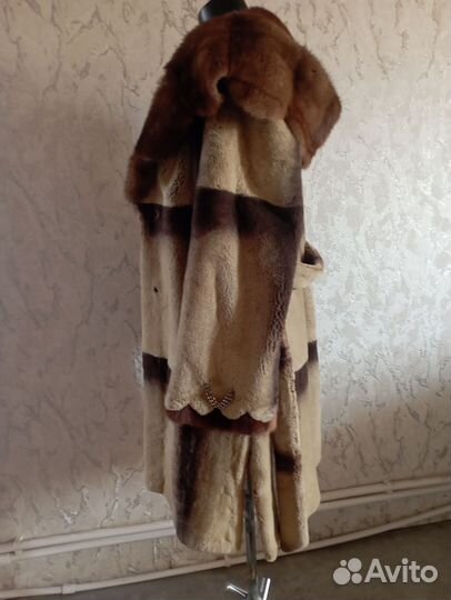 Шуба мутоновая с капюшоном из норки