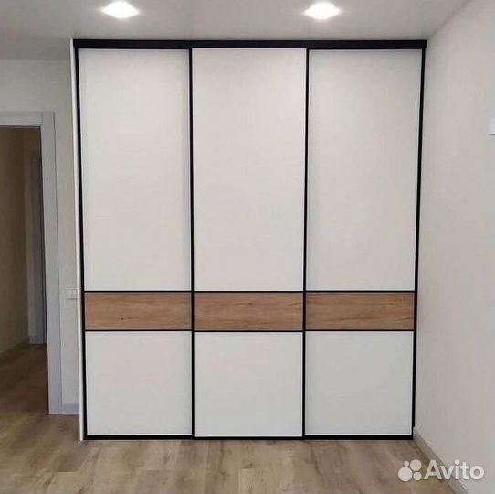 Книжный шкаф