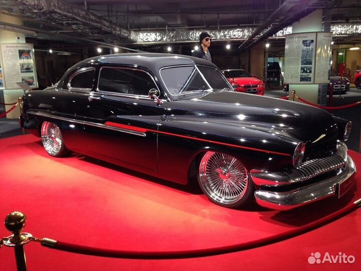 Красная ковровая дорожка И столбики VIP