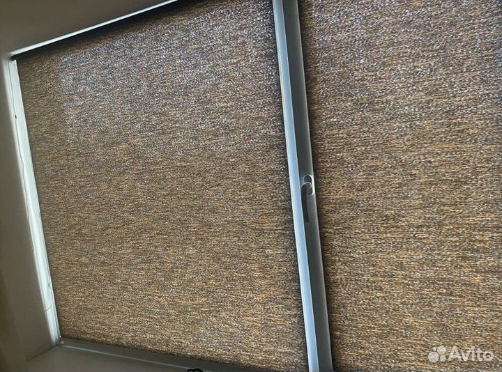 Рулонные шторы в коричневом коробе D2527