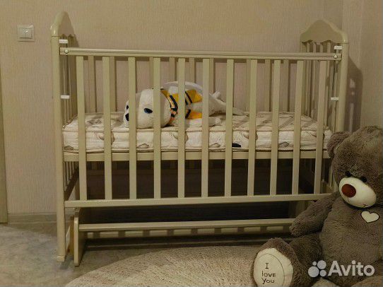 Детская кроватка с маятником