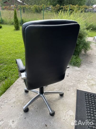 Стул офисный кожаный
