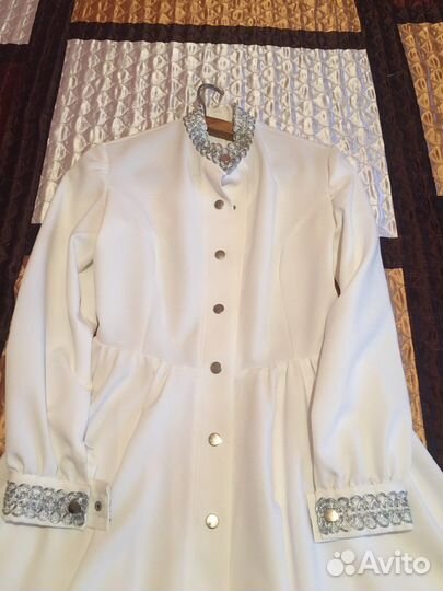 Белое вечернее платье