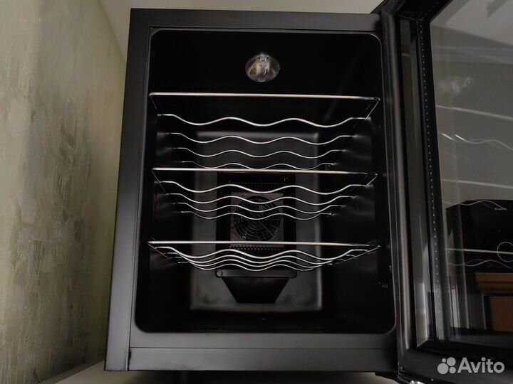 Винный шкаф Kitfort KT-2408