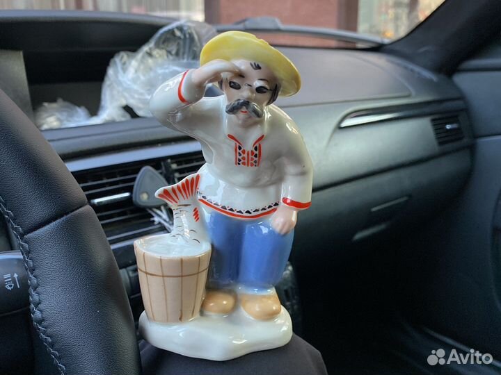 Фарфоровая статуэтка дед рыбак