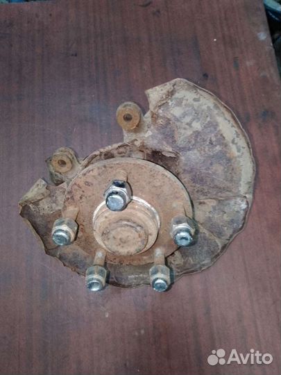 Кулак передний левый Mazda Protege