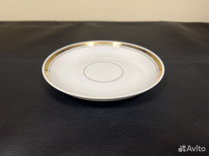 Блюдце с золотым отводом 14,7 см Красный фарфорист