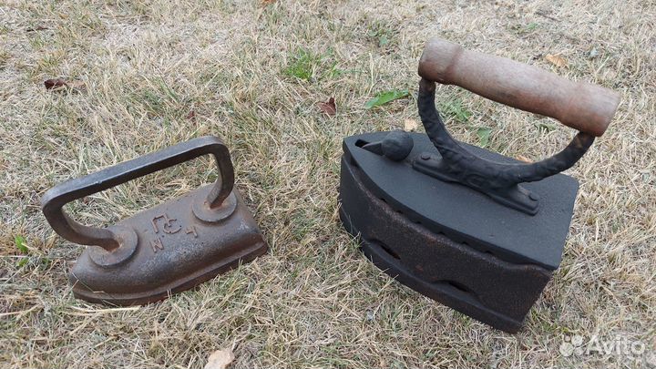 Два старинных утюга