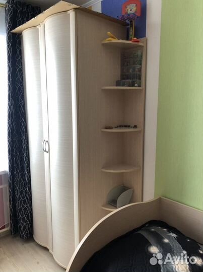 Мебель в комнату (стол, шкафы, полки, кровать)