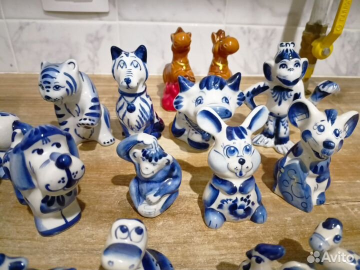 Фигурки и кружка гжель