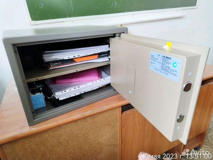 Сейф металлический