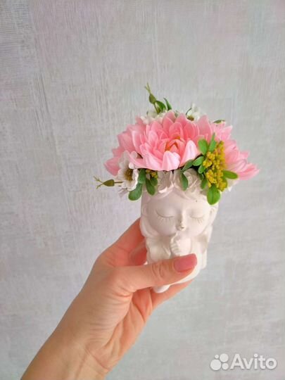 Гипсовые фигуры с цветами