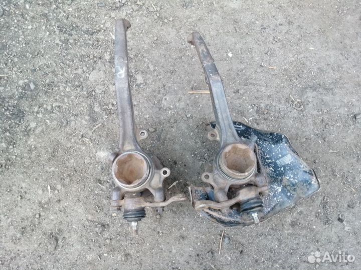 Кулак поворотный передний Toyota Mark 2 105