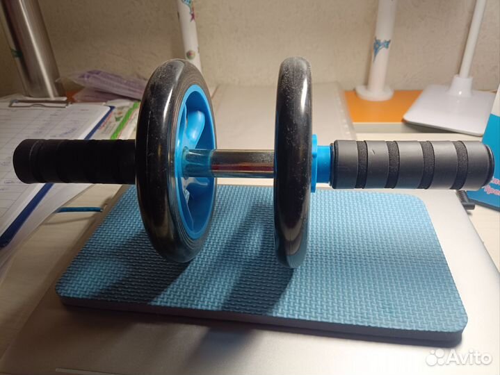 Ролик-тренажер для пресса, с мини-ковриком