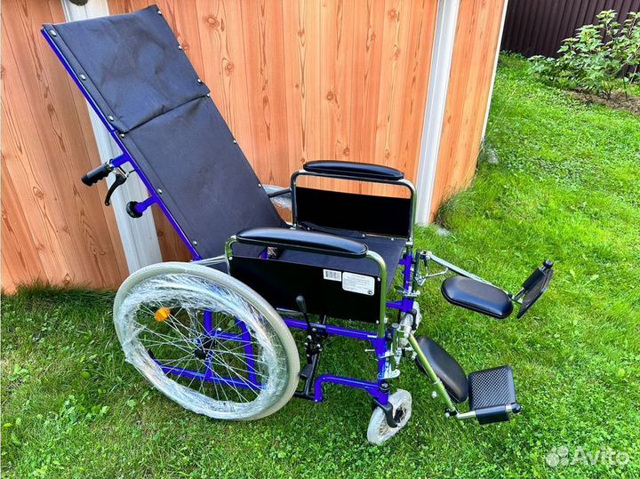 Инвалидная коляска с наклоном спинки и подножек