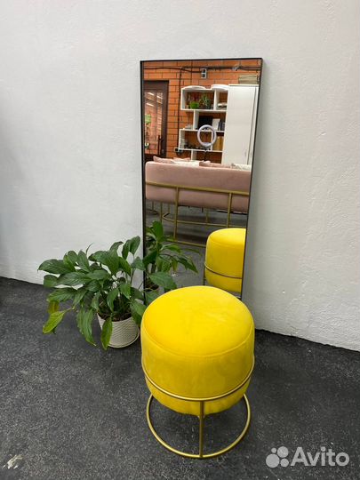 Зеркало в металлической раме в наличии