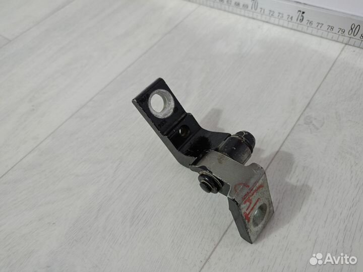 Петля двери верхняя правая Skoda Octavia Tour A4