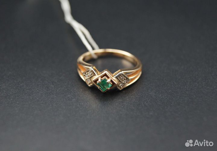 Золотое кольцо с изумрудом и бриллиантами