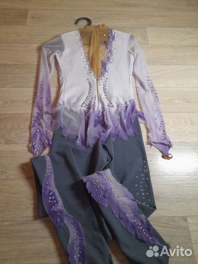 Костюм для выступлений по фигурному катанию