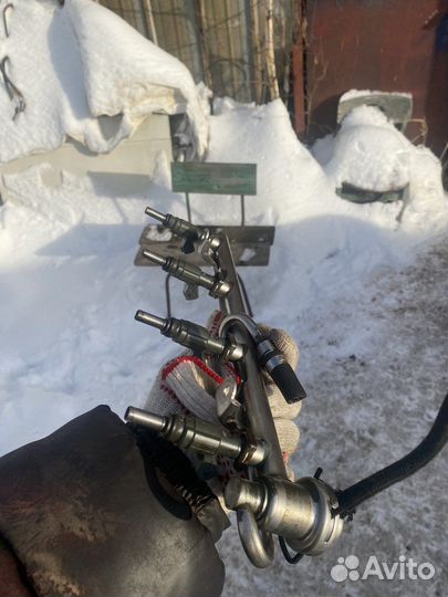 Топливная рампа с форсунками VAG 06B133681