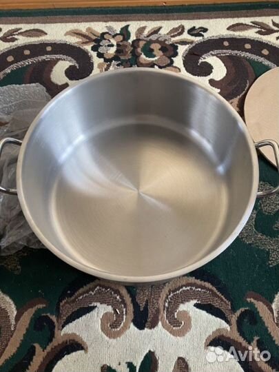 Кастрюля новая на 15-20 литров с крышкой