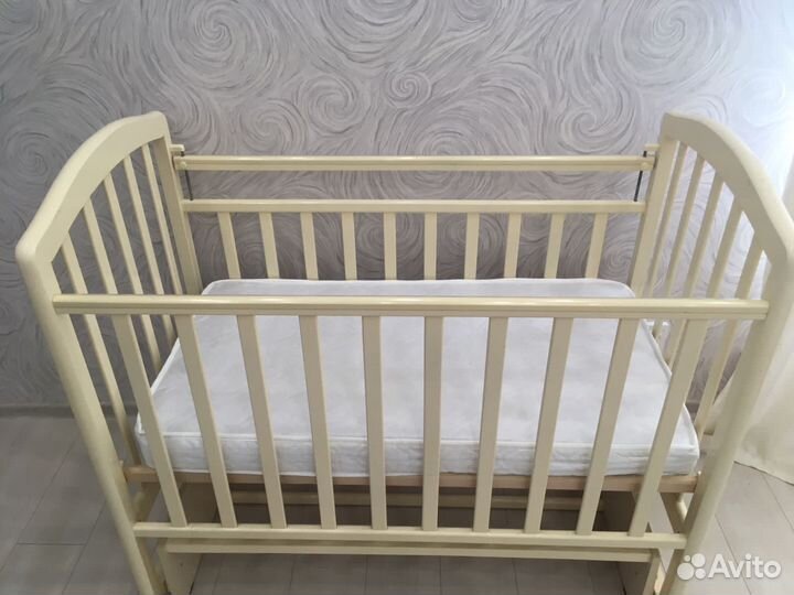 Детская кроватка и комод
