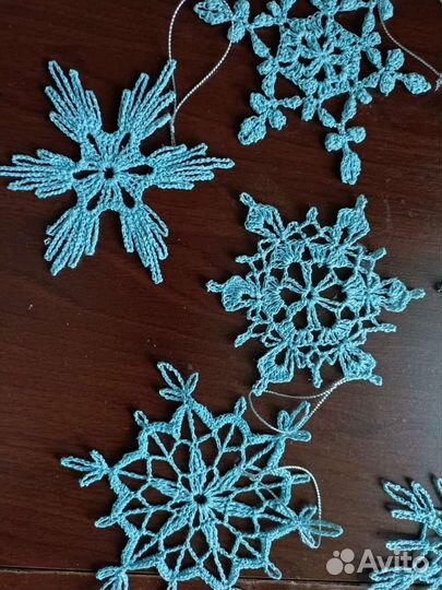 Набор голубых мерцающих снежинок