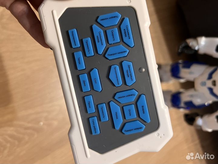 Робот на пульте управления