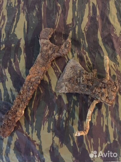 Старинный топор и ключ