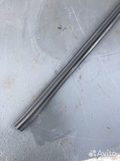 Уплотнитель капота Renault Logan 2 Stepway