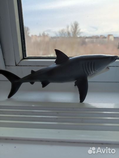 Акула игрушка серая