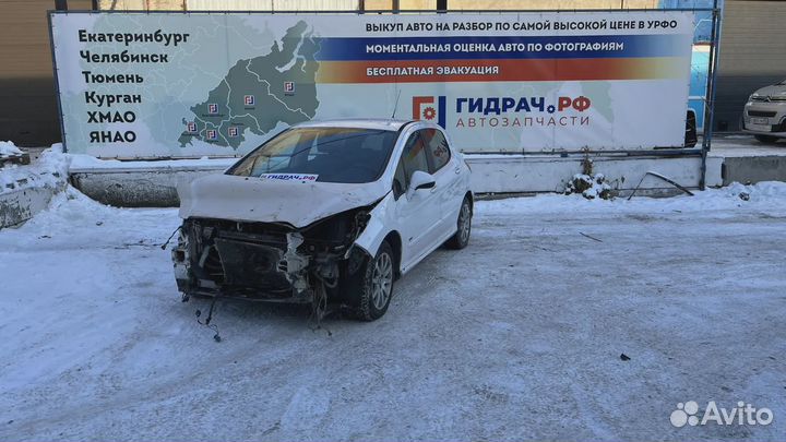 Держатель задней полки левый Peugeot 308 (T7) 9688782477. Царапины. Дефект