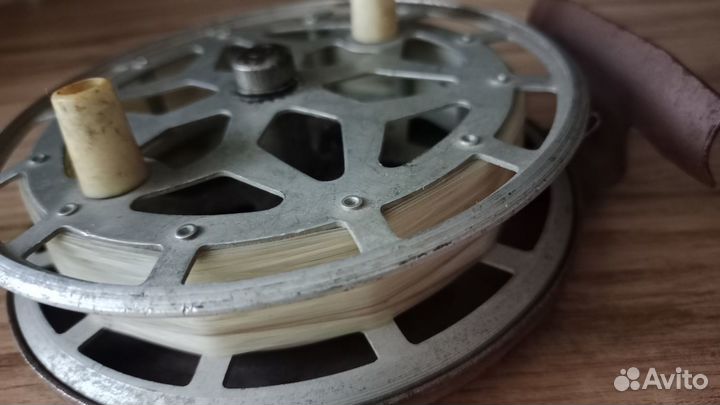 Рыболовные снасти: блёсны, катушка, крючки, челнок