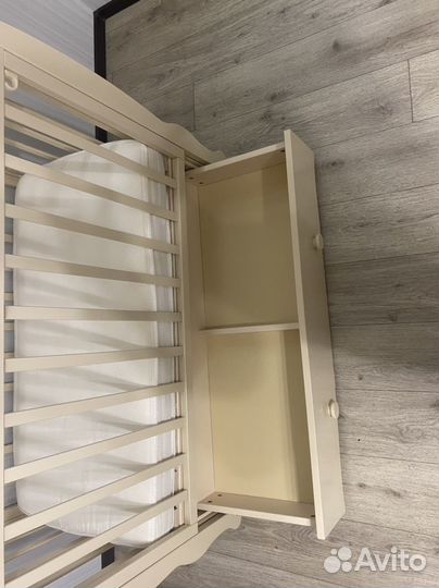 Детская кроватка с маятником и ящиком и комод