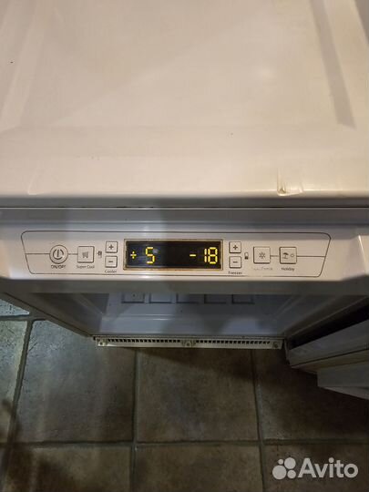 Встраиваемый холодильник Hot-Point