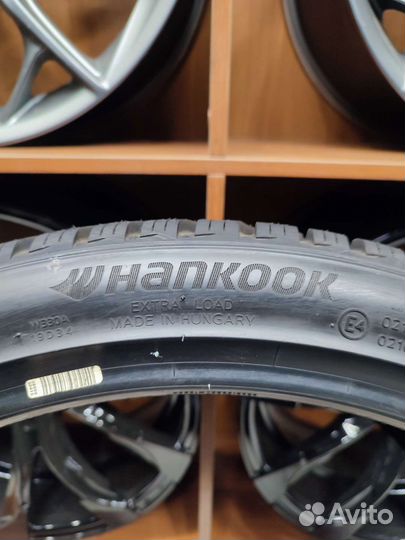 Hankook Winter I'Cept Evo 3 X W330A 265/35 R22 и 295/30 R22 103W