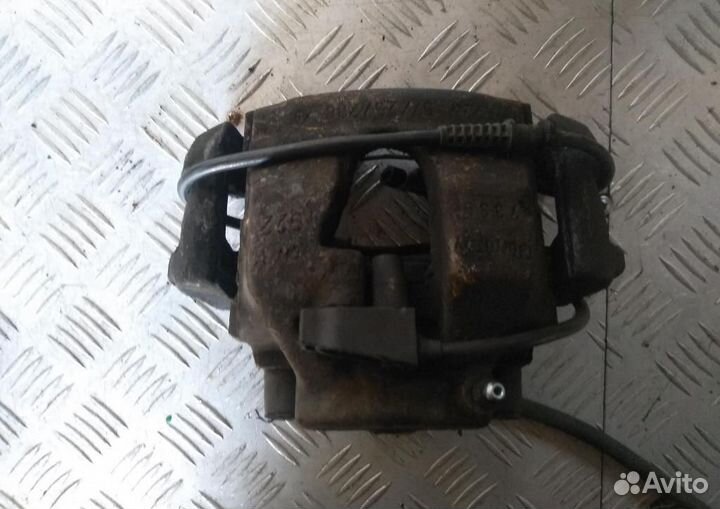 Суппорт передний левый Mercedes-Benz C-Class