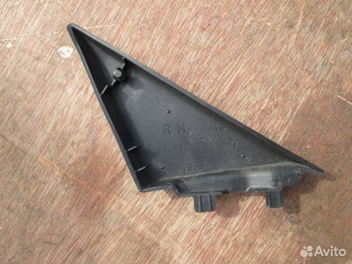 Уголок двери правый Toyota Mark Ii GX100 1G-FE