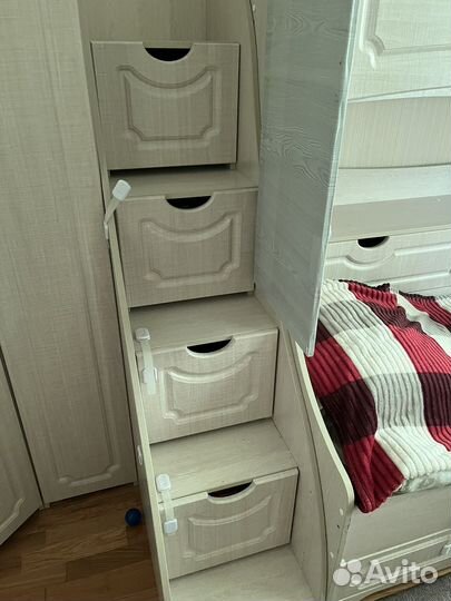 Двухярусная кровать