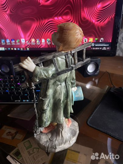 Статуэтка мальчик с лестницей