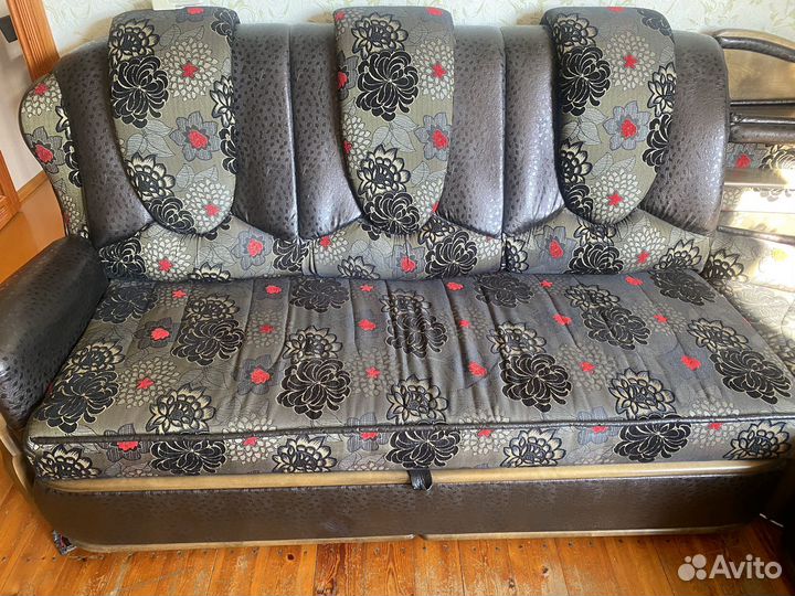 Угловой диван с двумя креслами