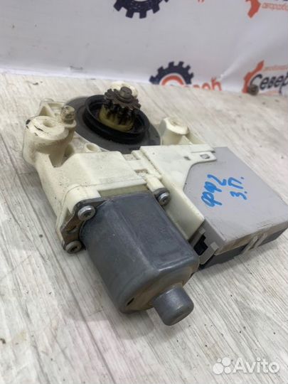 Моторчик стеклоподъемника задний правый Ford Focus