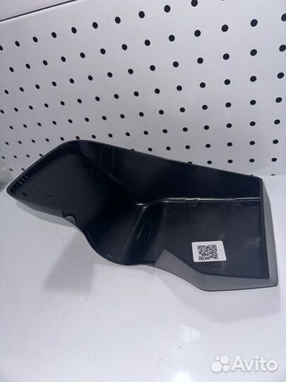 Крышка кронштейна зеркала нижняя правая Man