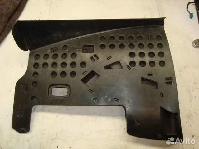 Накладка под торпедо нижняя правая W204 M271 A2046