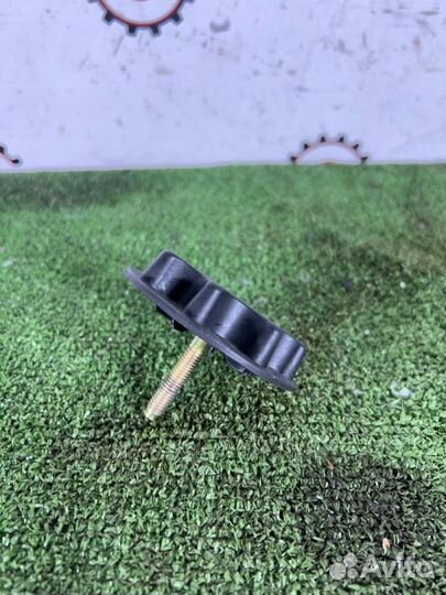 Крепление запасного колеса Toyota Celica ZZT231