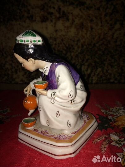 Статуэтка «Маленькая хозяйка» (Узбечка с чайником)