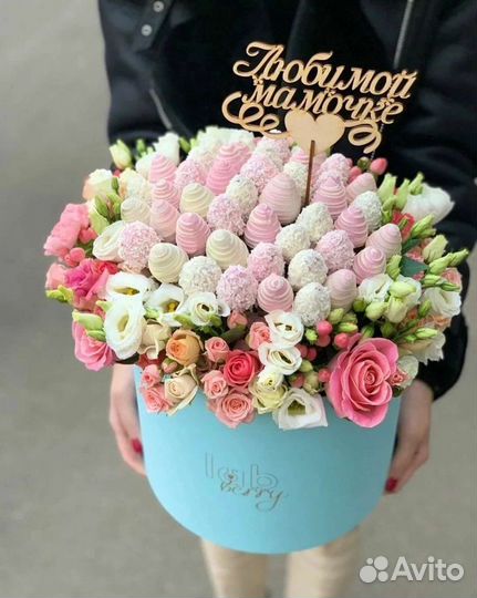 Вкусные букеты из клубники с цветами