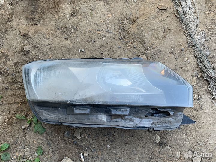 Фара передняя правая Skoda Rapid