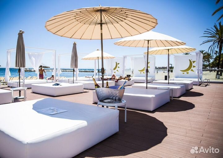 Большой пляжный зонт на центральной опоре